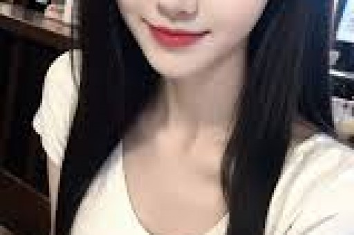 小马云疑有网红女友对方长相漂亮身材好俩人当众亲吻毫不避讳